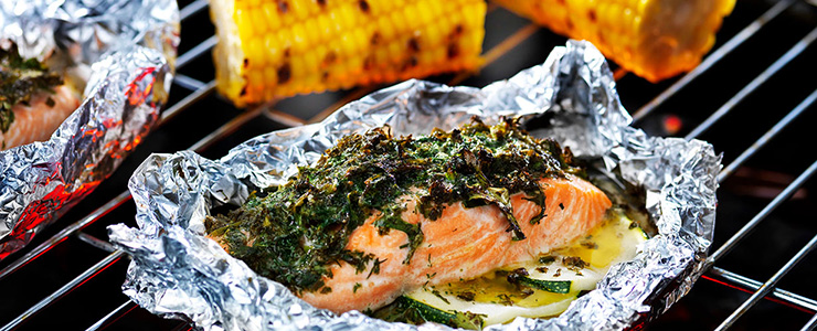 Laxfilé i folie på grillen