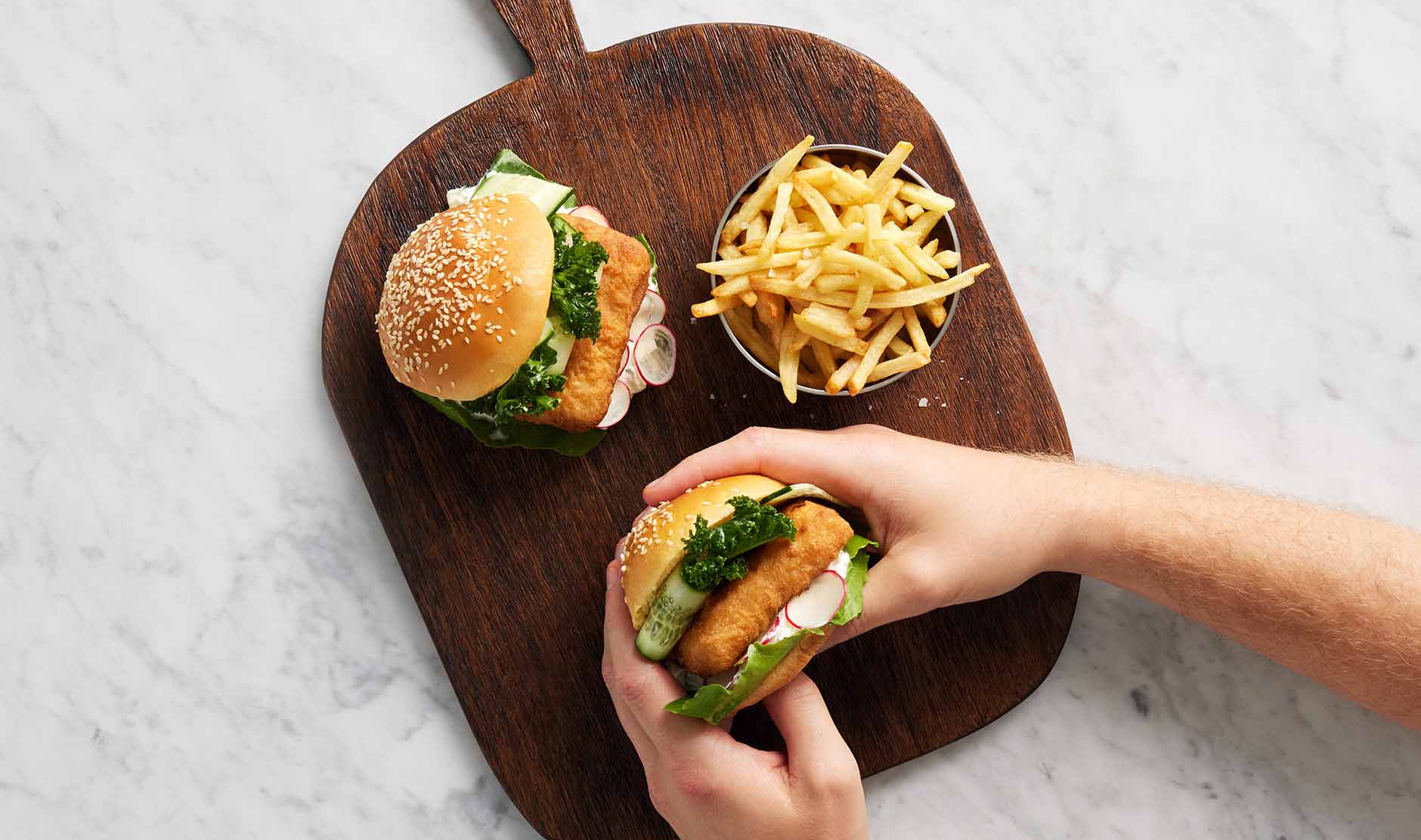 Fish & Crisp Burger - Frasig fiskburgare med dill och gurkmajonäs