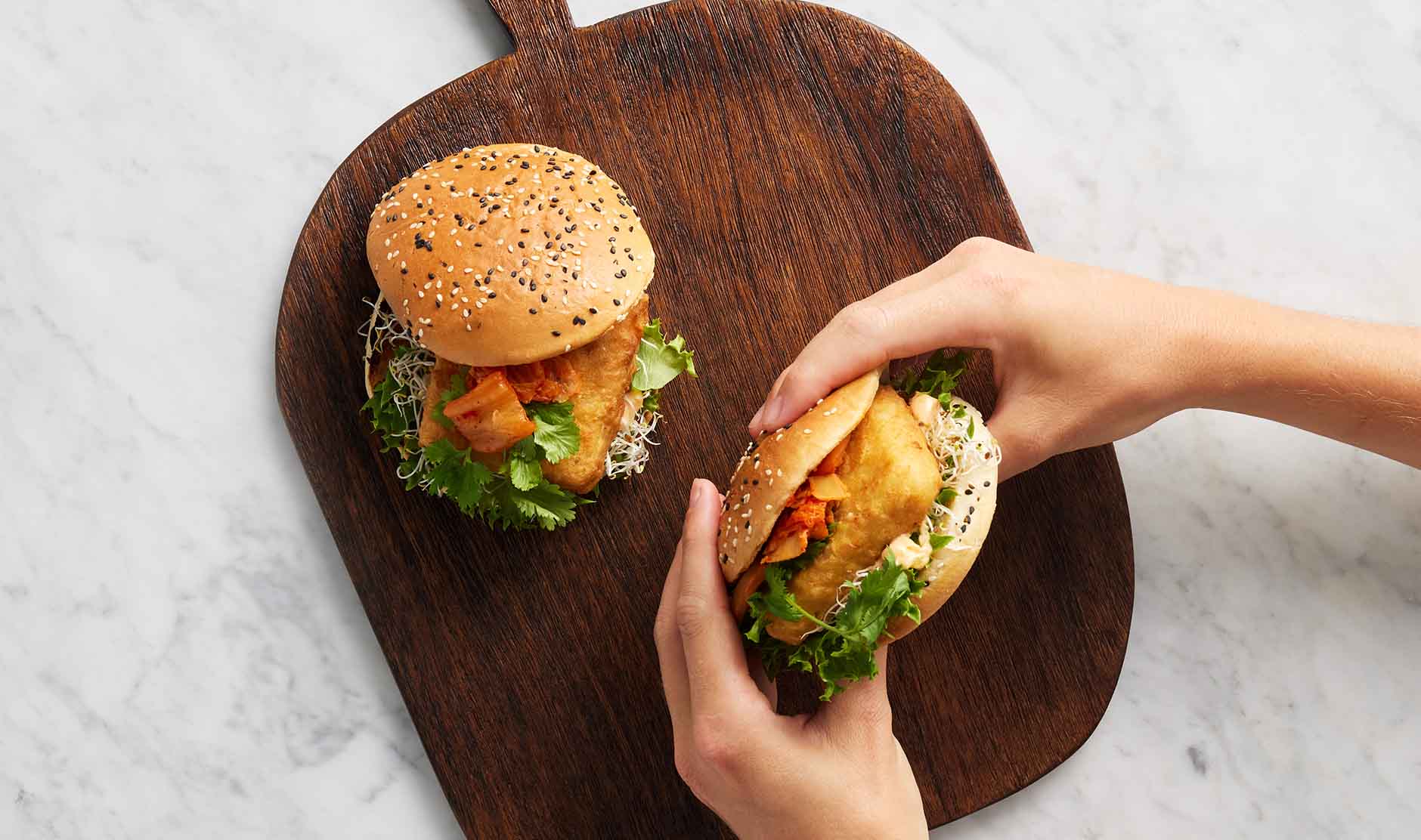 Asian Fish Burger - Frasig fiskburgare med kimchi, sriracha och fräscha groddar