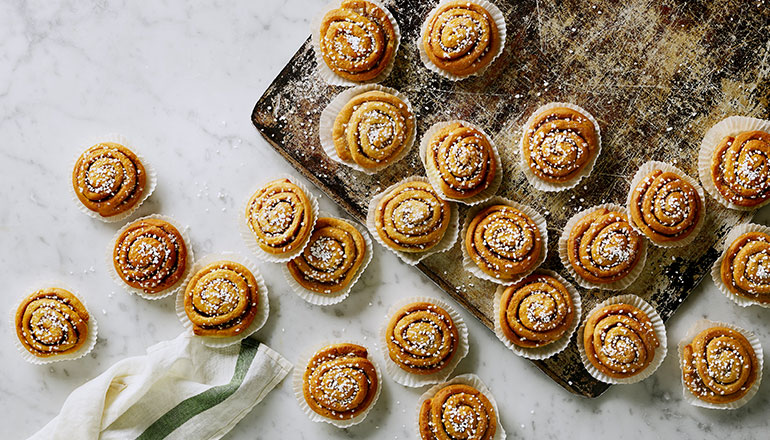 Findus svenska kanelbullar utlagda på marmor