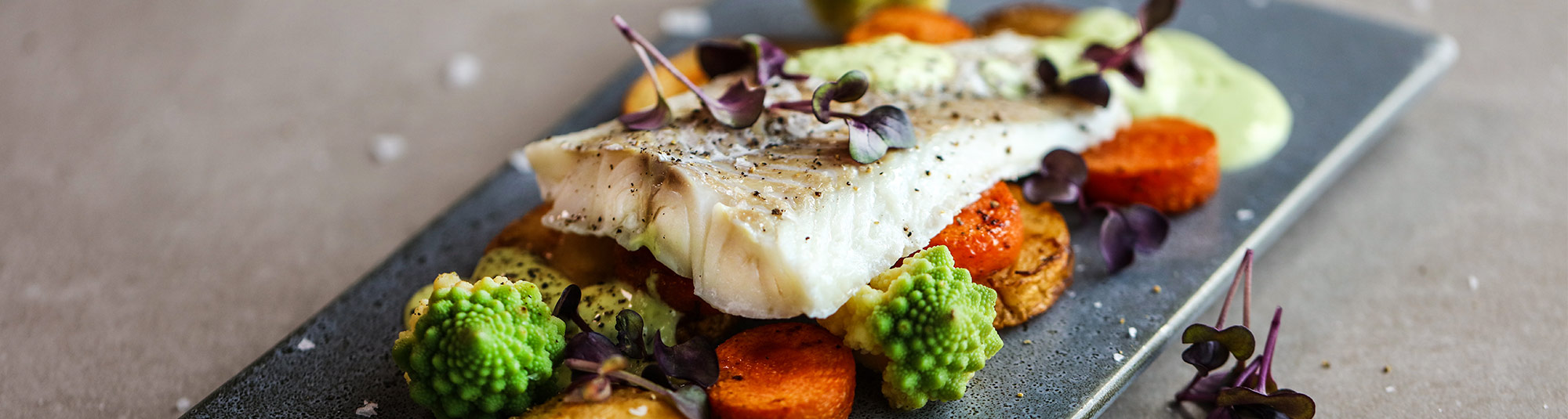 Ångad torskfilé på torn av rotfrukter