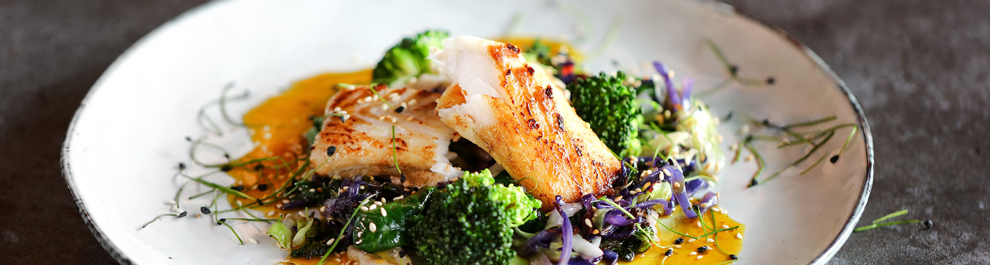 Smörstekt torskfilé på het kålbädd