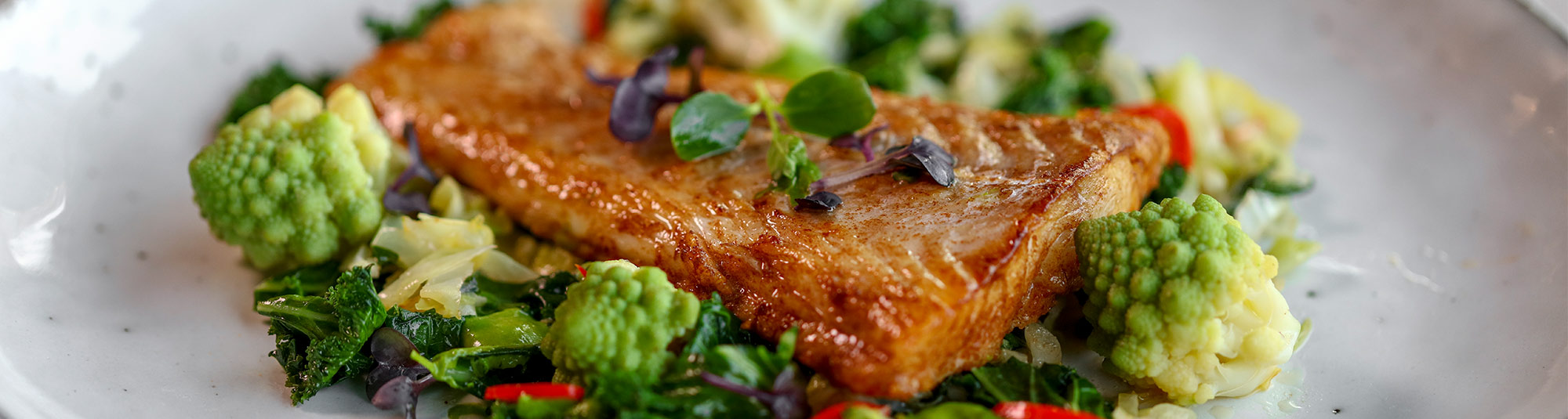 Smörstekt torsk på grön bädd med mixad örtsås