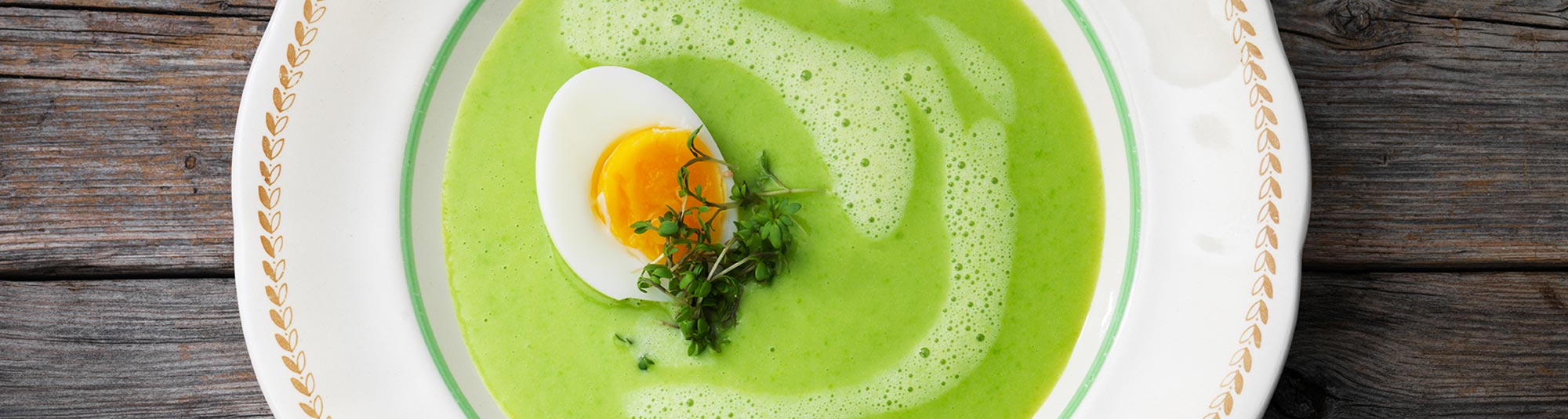 Len ärt- och potatissoppa med krasse och löskokt ägg 