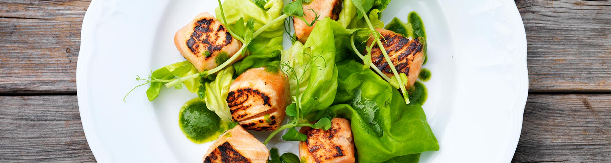 Salsa Verde med sotad lax och grönsallad