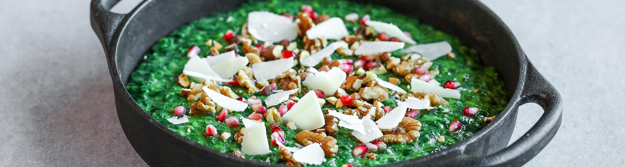 Stuvad spenat med nötter och granatäpple