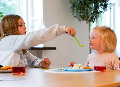 Två barn äter middag