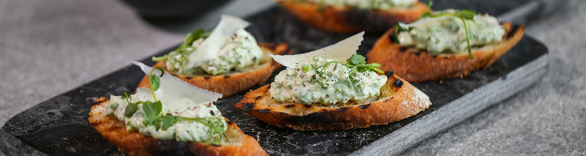 Ärtröra på bruschetta