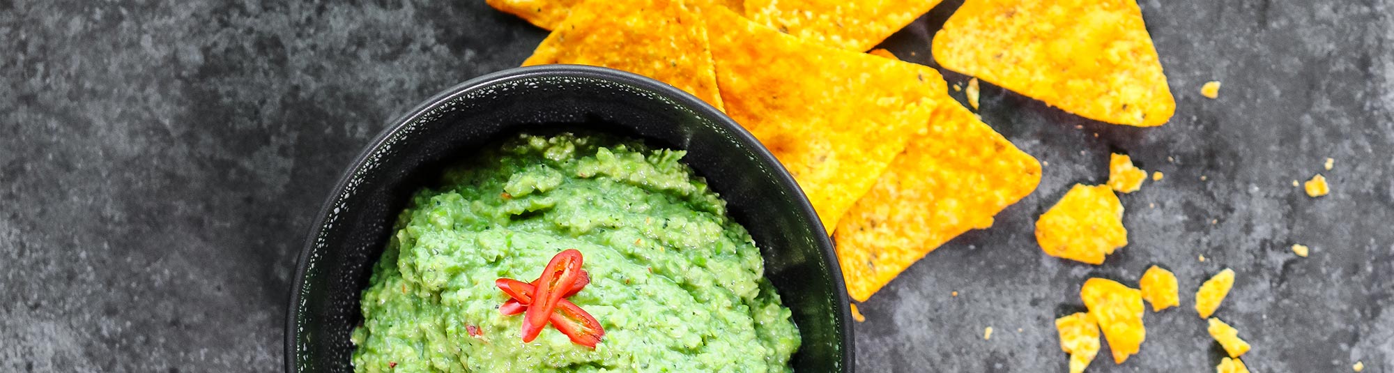 Ärtguacamole med ostgratinerade nachos