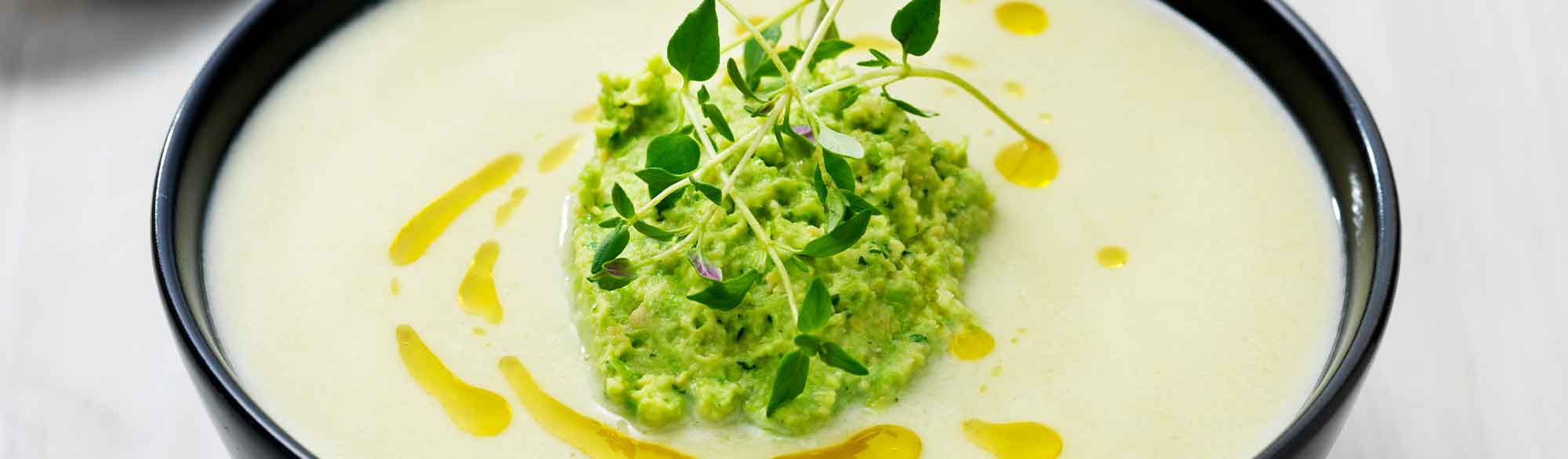 Broccolisoppa med ärthummus