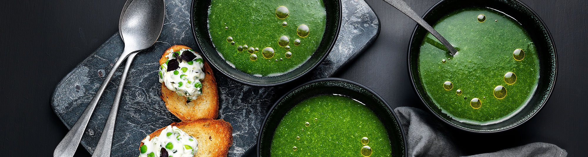 Grönsakssoppa med toast och ärtröra