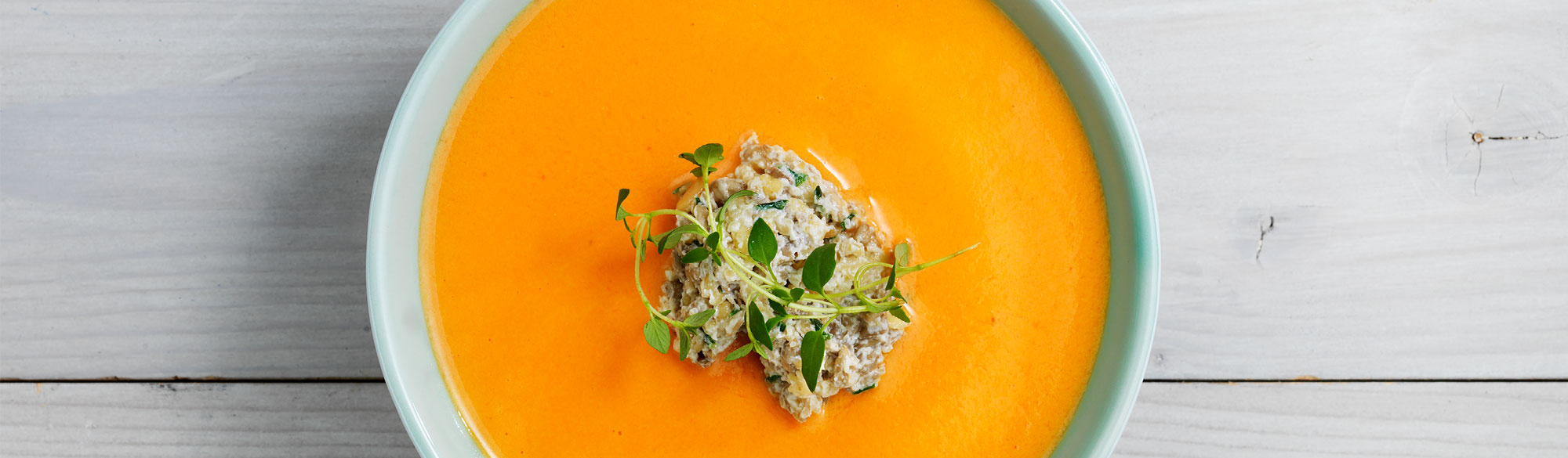 Tomatsoppa och ärtröra med basilika