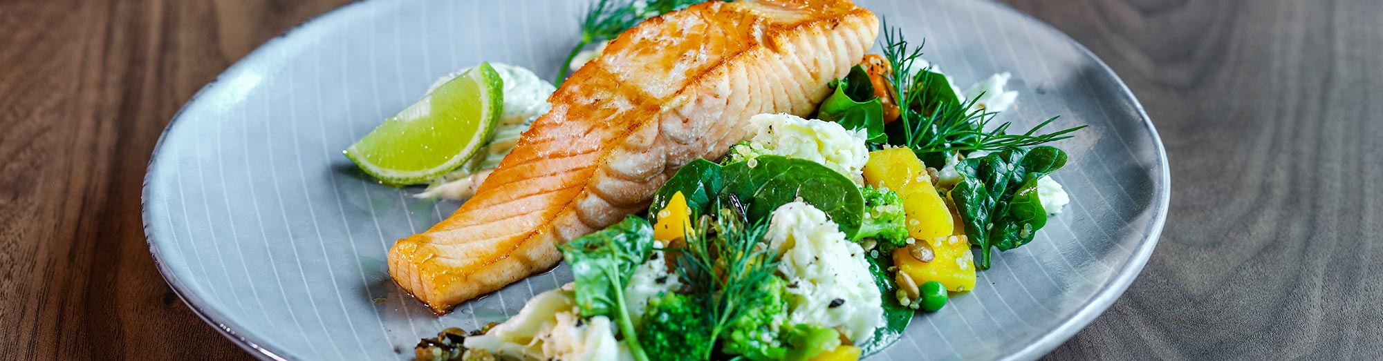Lax med Veggie Sides och örtsås