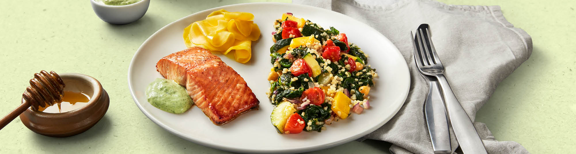 Honungsgrillad lax med bulgur zucchini, kikärter och örtsås