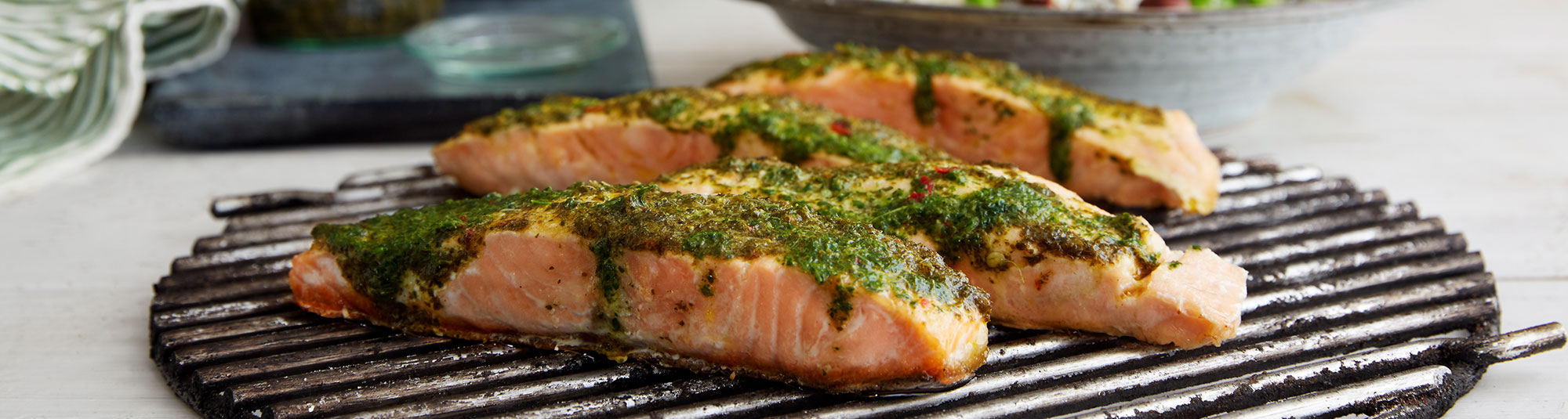 Grillad lax med örttäcke & blomkålscouscous