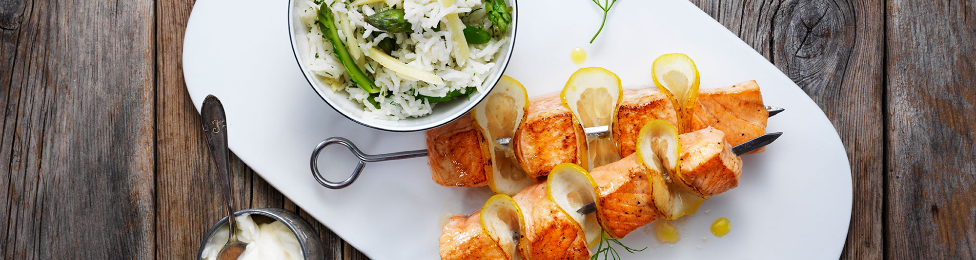 Grillade laxspett med nordiskt ris, grön sparris & dill