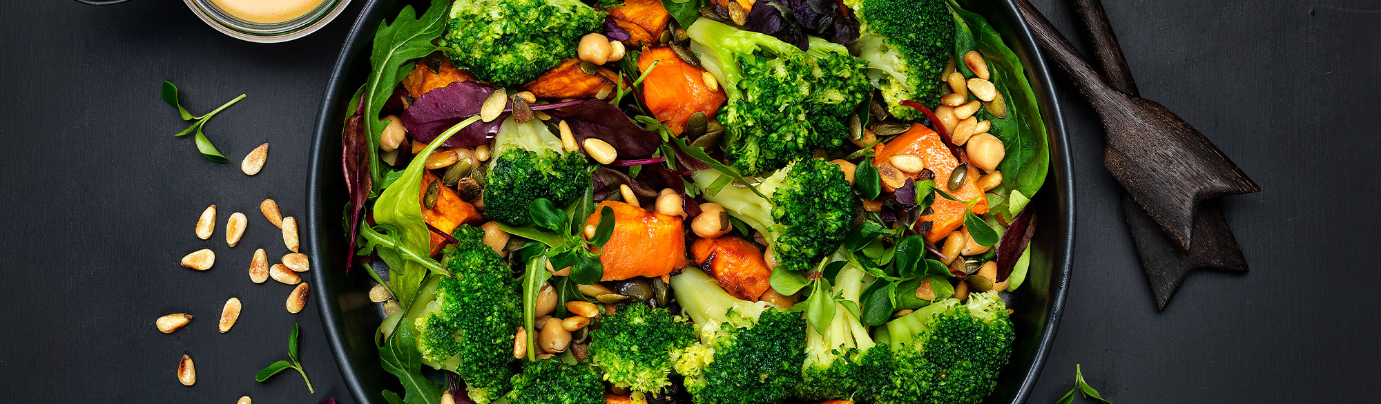 Broccolisallad med rostade nötter och sötpotatis