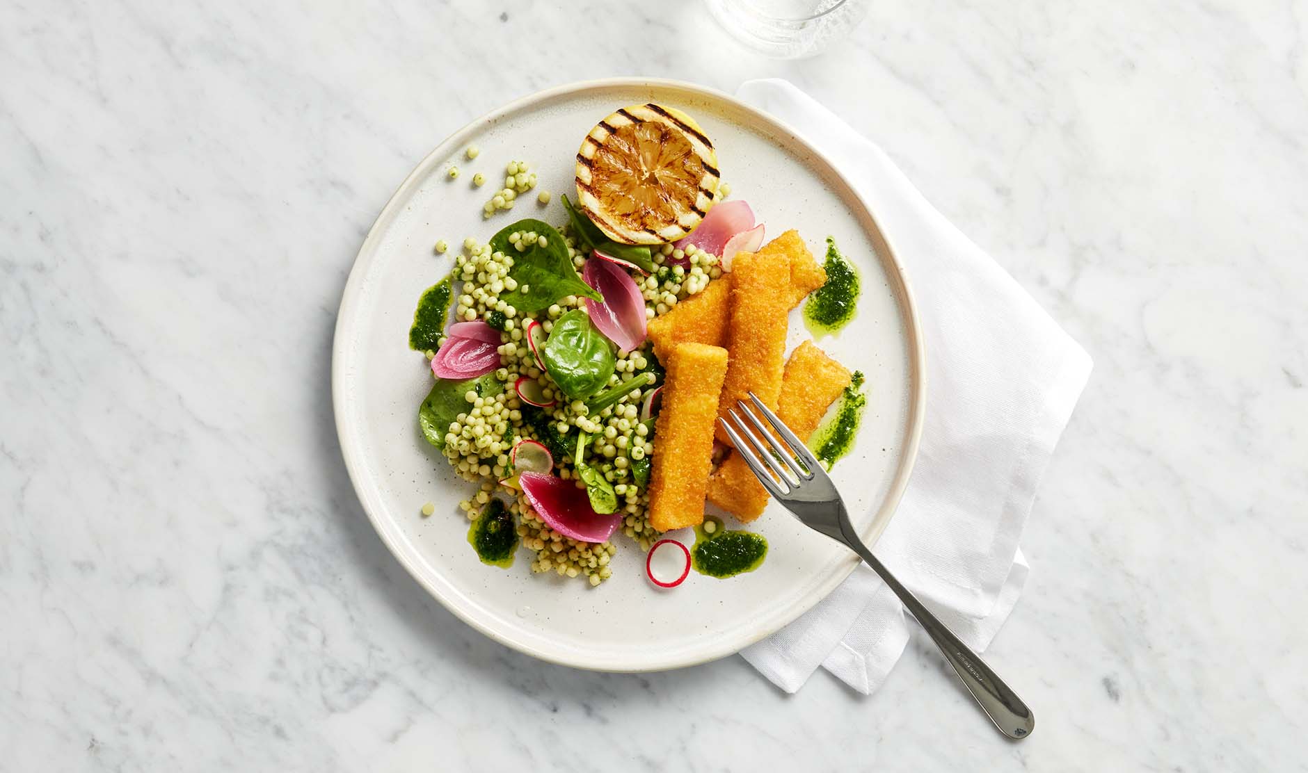 Fiskpinnar med pärlcouscous och örtolja