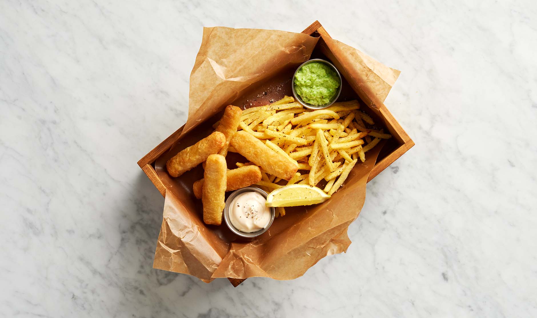 Fiskpinnar med pommes och dipp