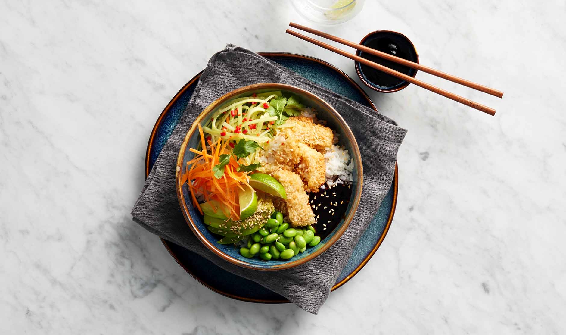 Golden bowl med ris och asiatisk dressing