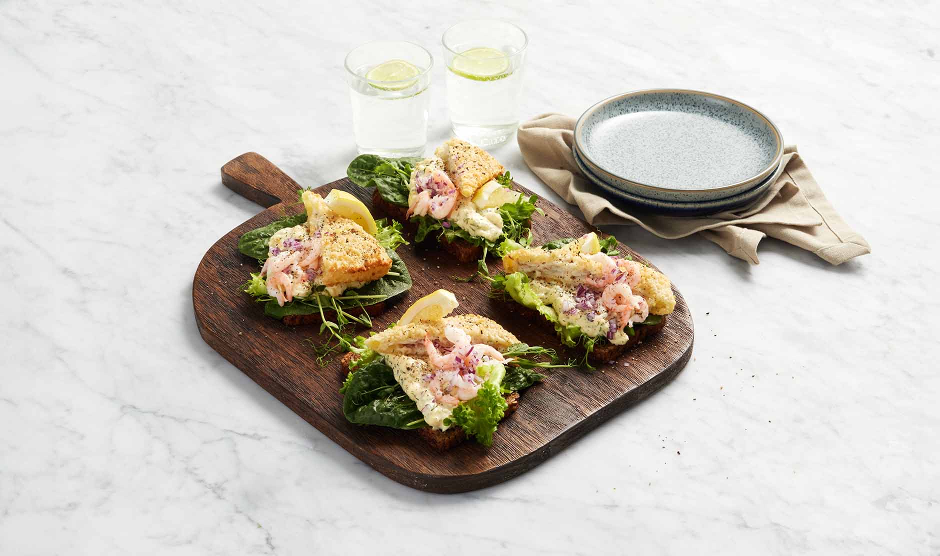 Grovt bröd med äggröra och fiskpinnar