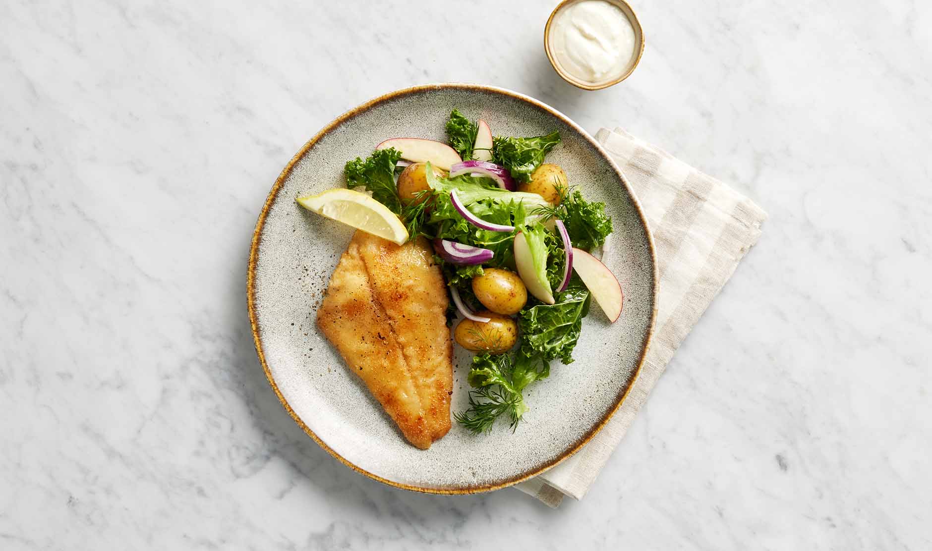 Krispig spätta schnitzel med citronyoghurt och grönkålssallad