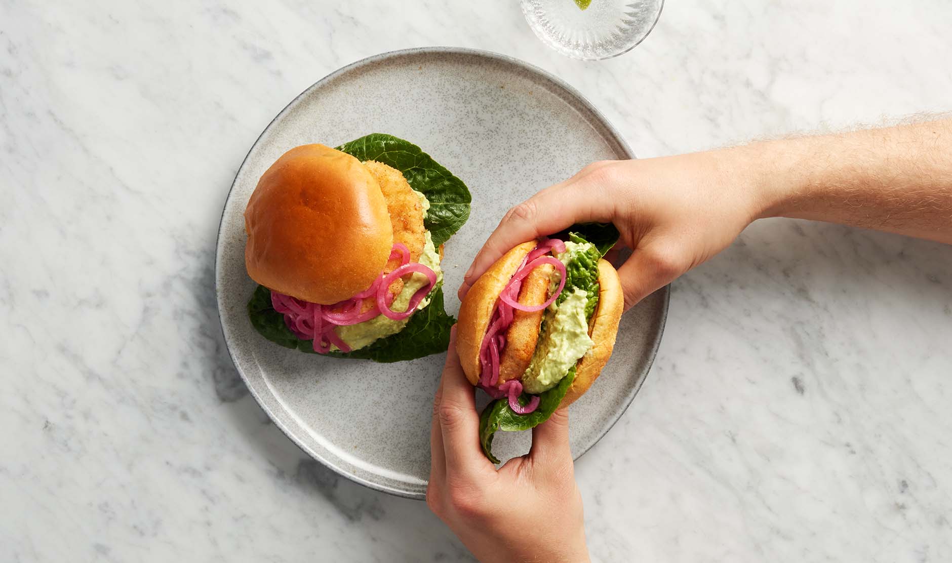 Laxburgare med avokadokräm och picklad rödlök