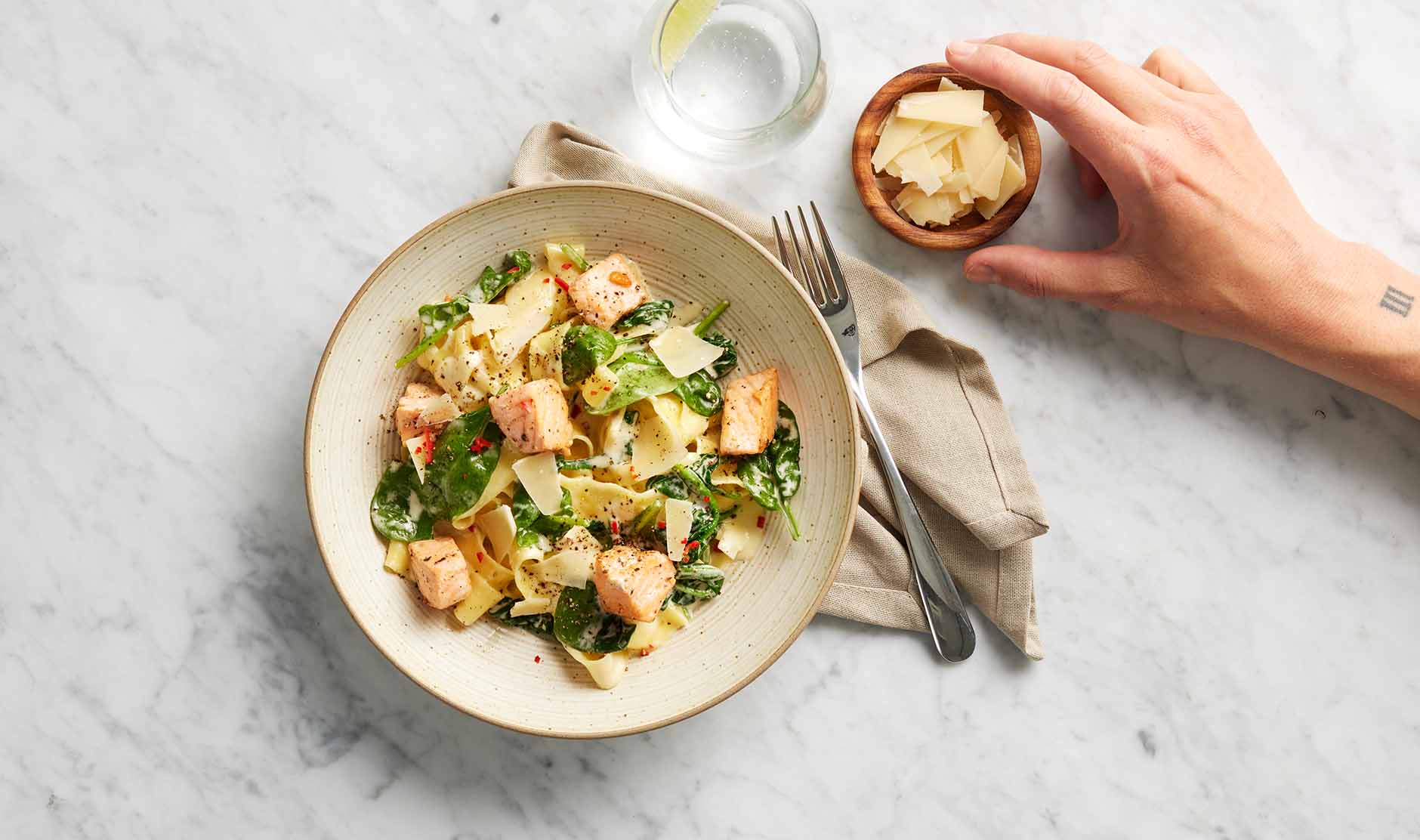 Krämig laxpasta med spenat och citron