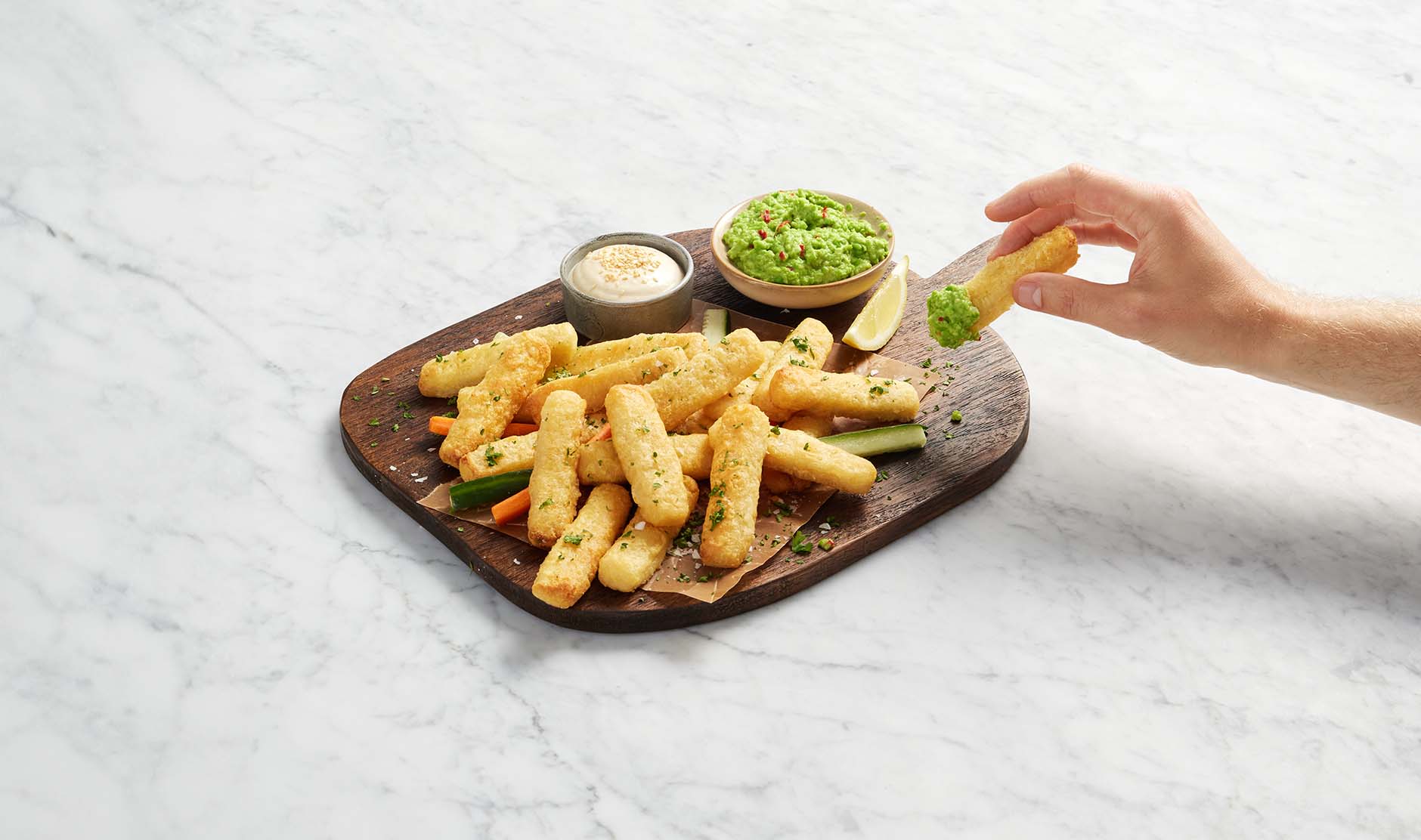 Sharingbricka med fiskpinnar och tre dippsåser