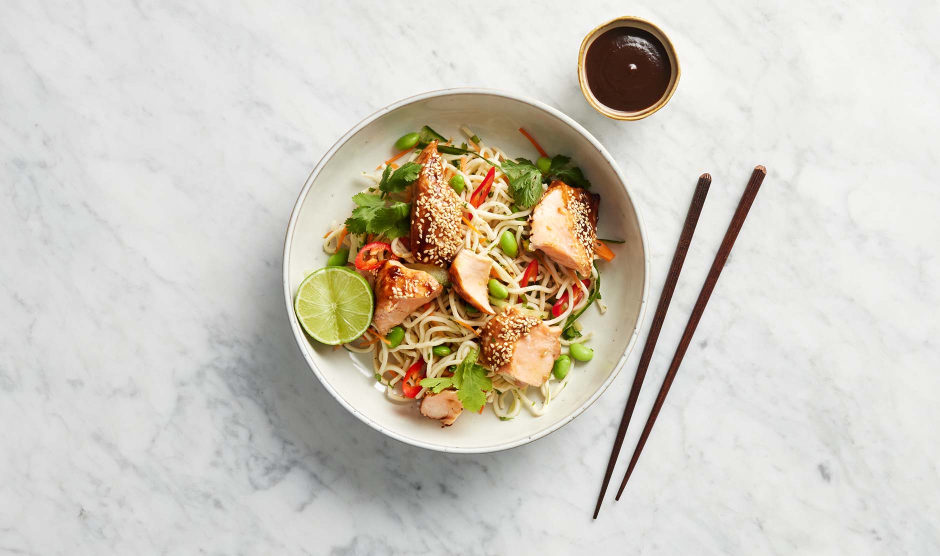 Ugnsbakad lax med misoglace och nudelsallad