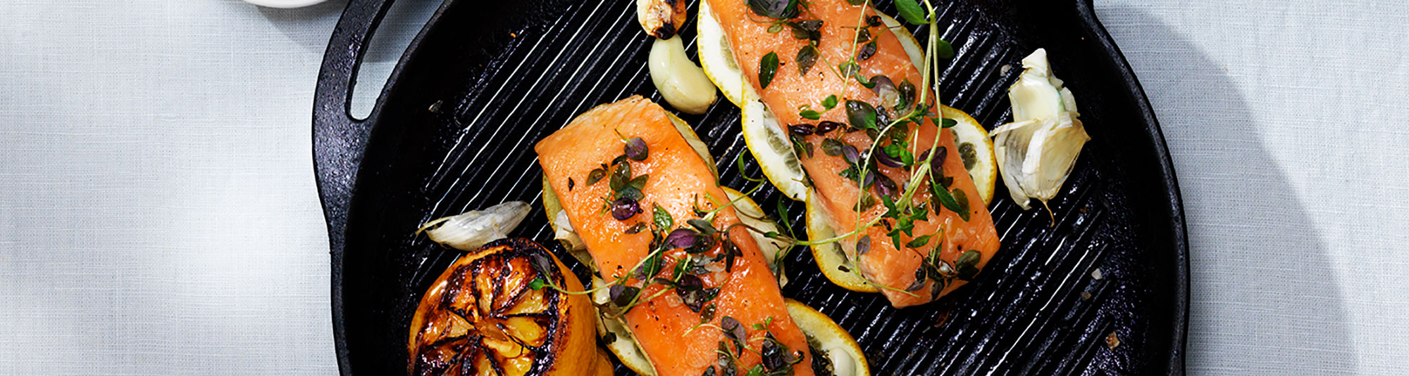 Citrongrillad lax med ärt-tahini och squash