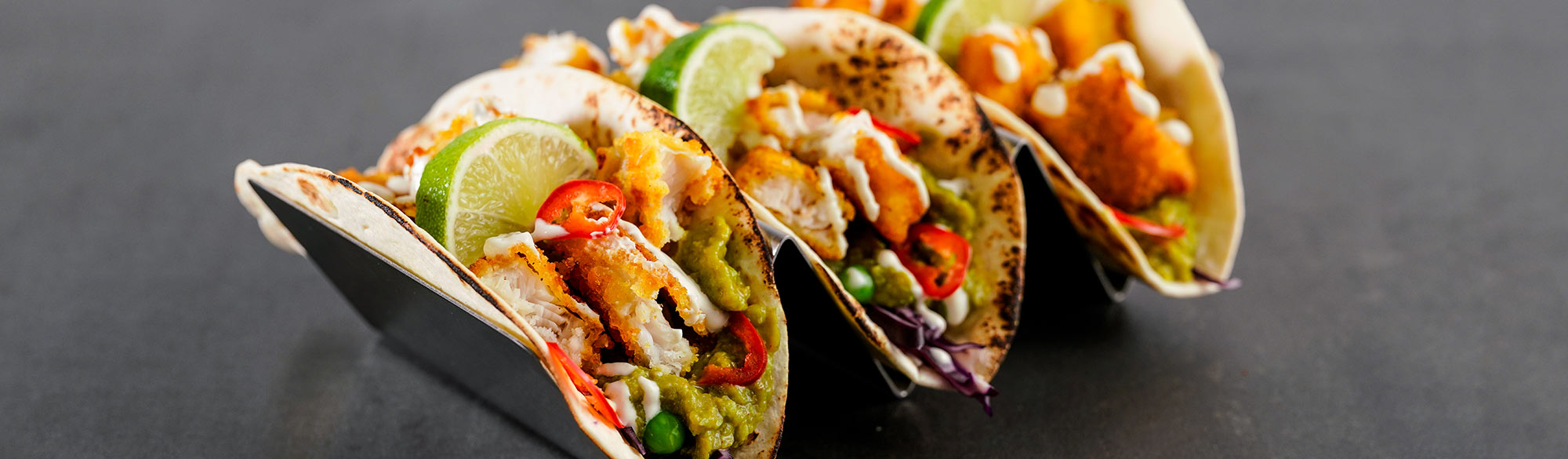 Fisktaco med rödkål och kryddig yoghurtsås