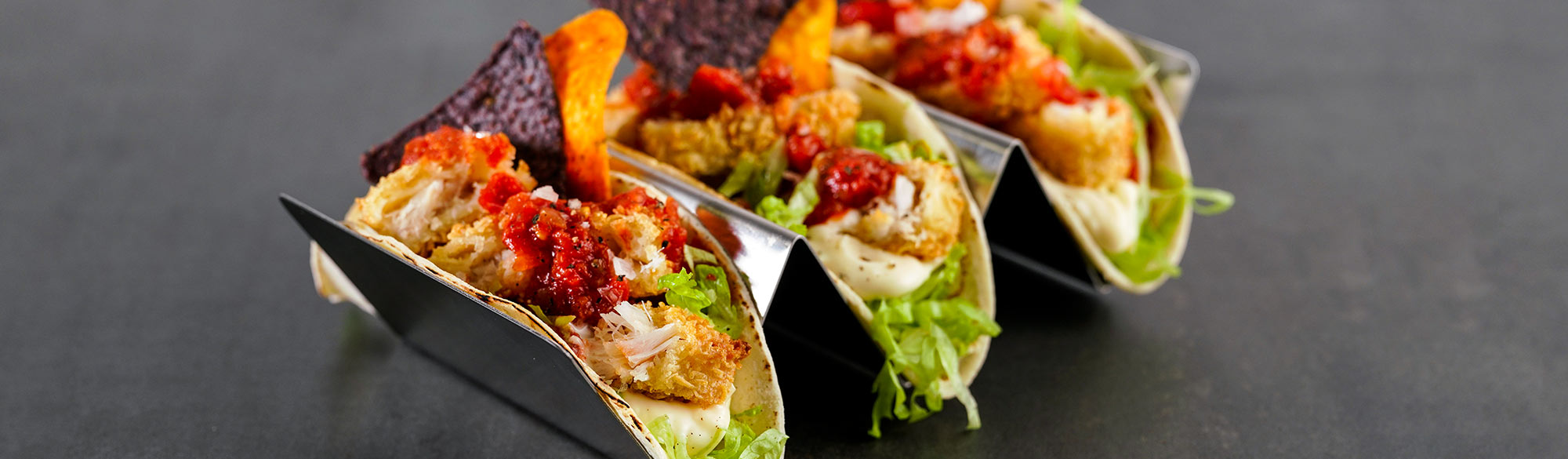 Frasig fisktaco med limesyrad sallad och vitlöksmajonnäs