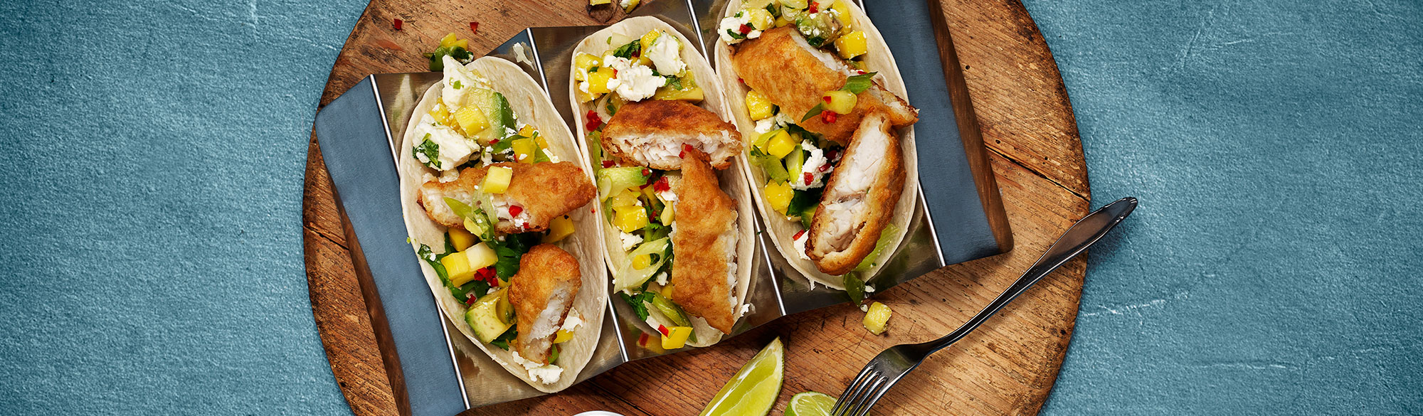 Fisktacos med panerad fisk, mango, lime och koriander