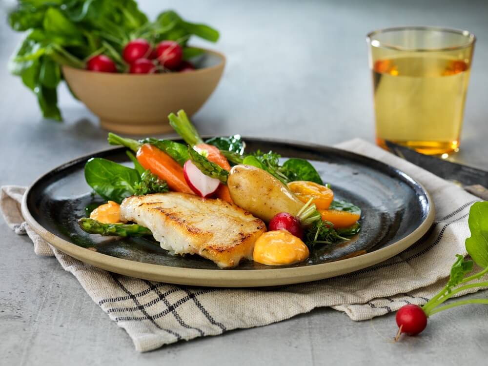 Torskfilé med dillslungad potatis, vårprimörer och paprikasås