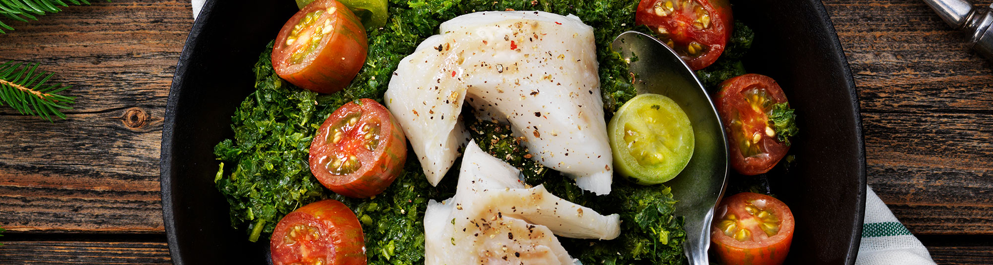 Rimmad torsk på grönkål med bakade tomater och saffransmajonäs