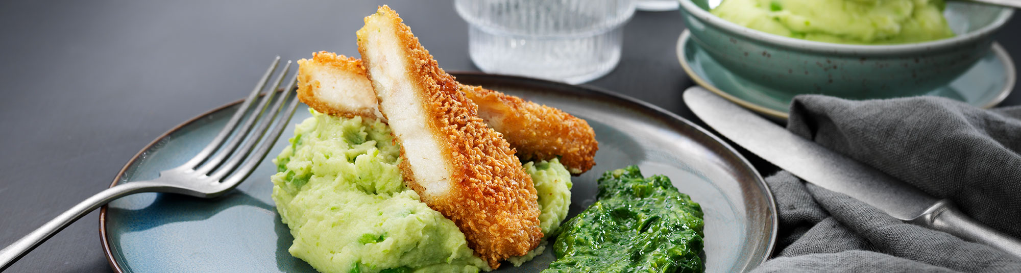 Sprödbakad torsk med ärtmos och stuvad spenat