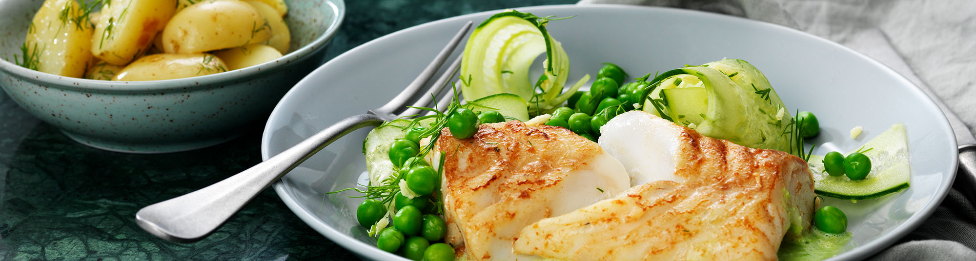 Stekt torskrygg med ärt- och gurksallad