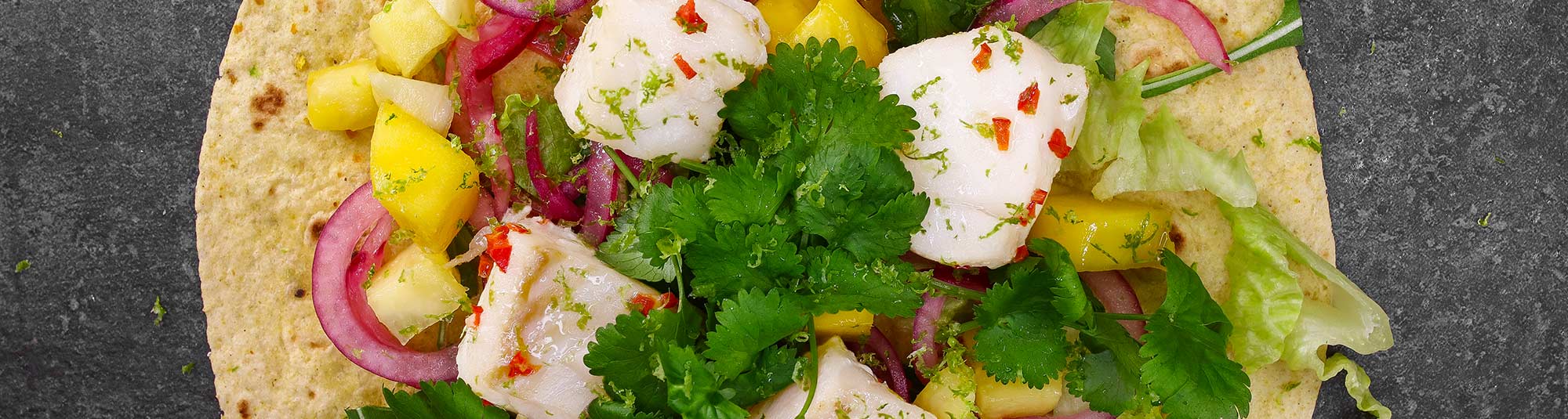 Fisktacos med torsk, mango, ananas och syrad rödlök