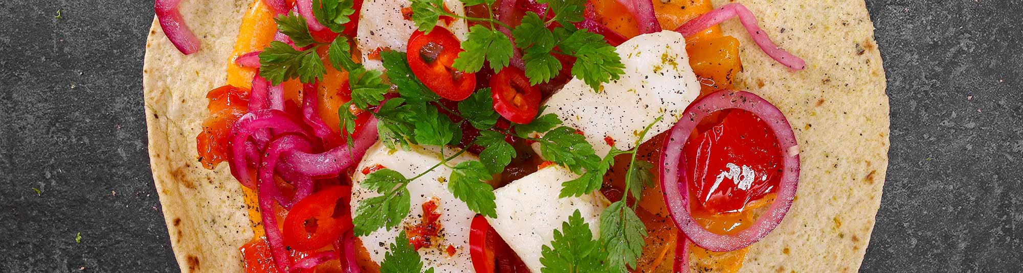 Fisktacos med mango- & chilisås och syrad rödlök