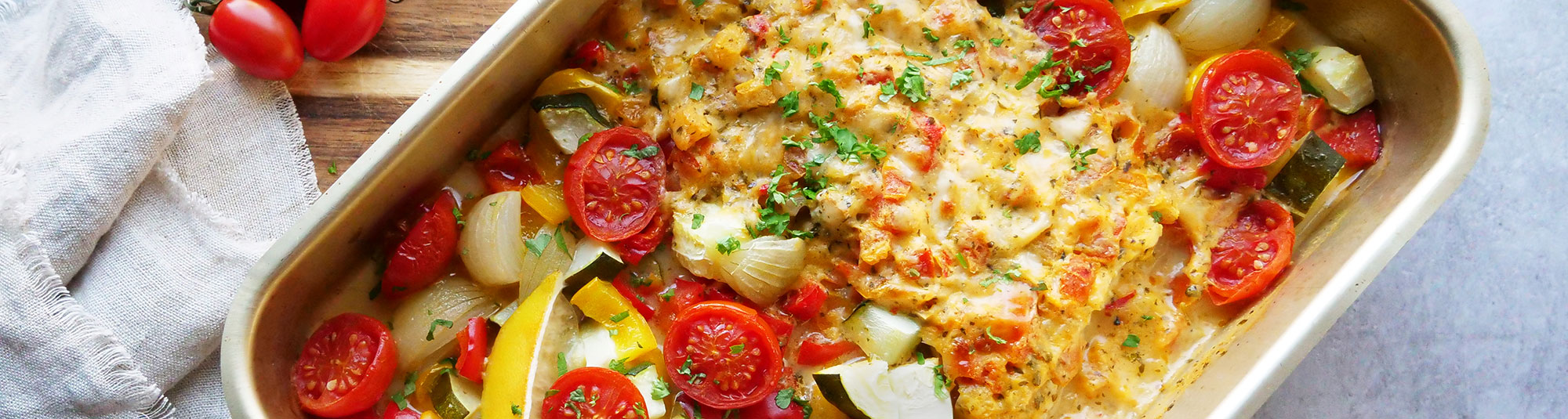 Fisk i ugn med tomatsås och ugnsrostade grönsaker