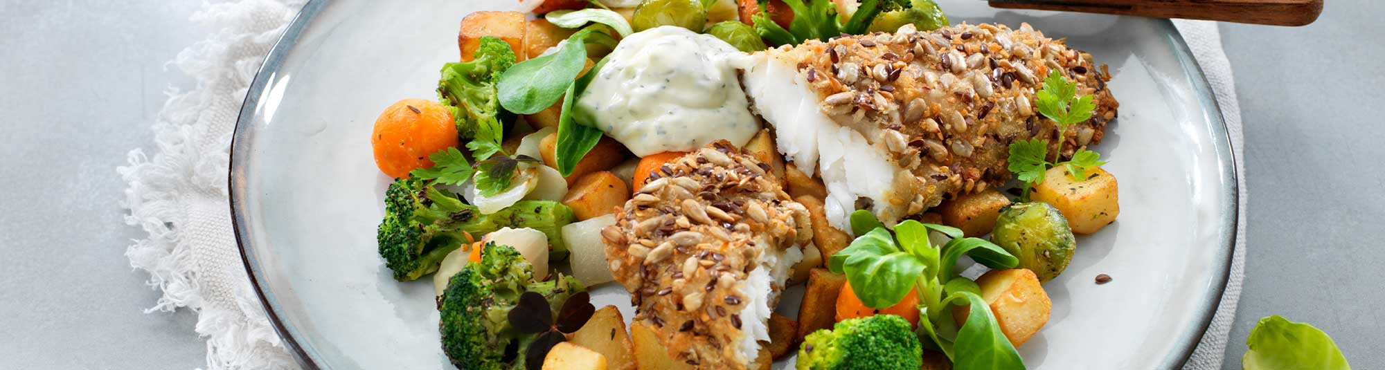 Panerad fisk med ugnsrostade grönsaker garden style toppat med rostade frön