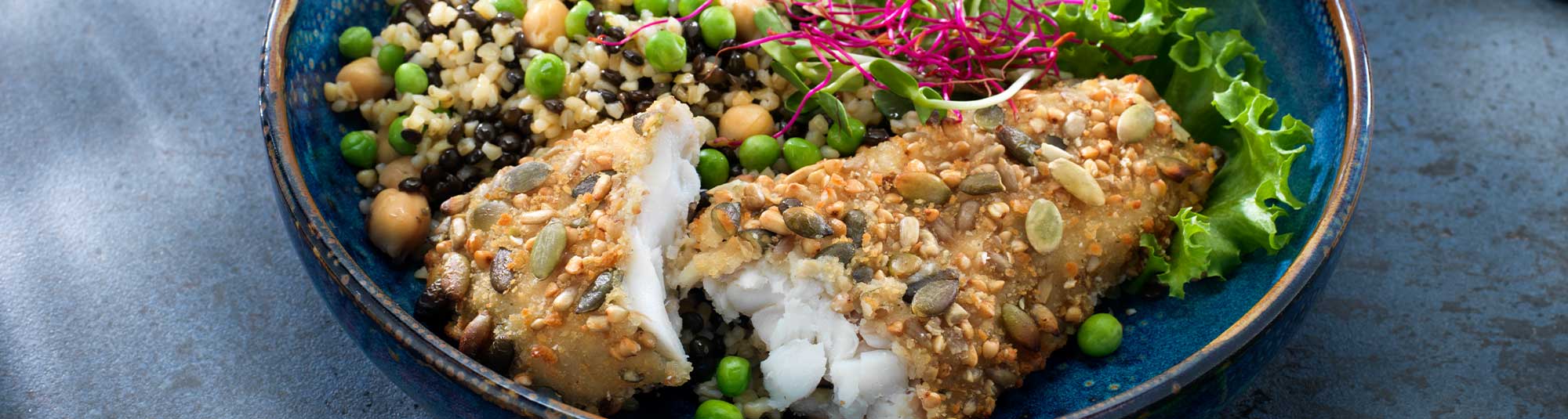 Panerade fiskfiléer med bulgursallad toppat med rostade frön