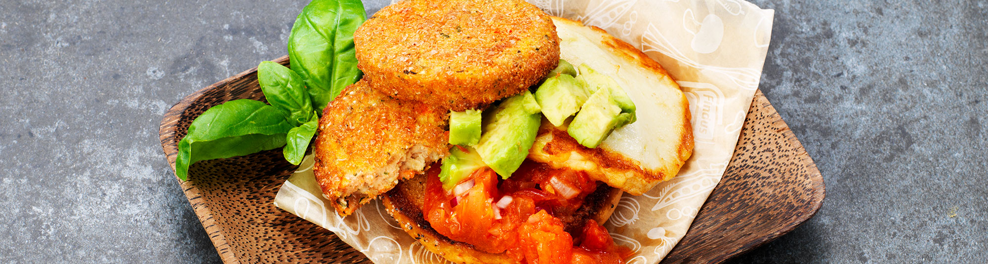 Toast med Quinoa- och sötpotatisbiffar, halloumi och avokado