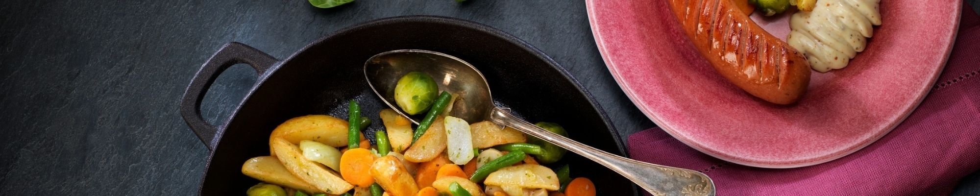 Garden Style ugnsgrönsaker med Bratwurst och senapssås