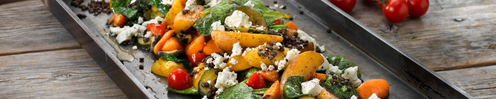 Andalusian Style ugnsgrönsaker med fetaost, beluga linser och spenat