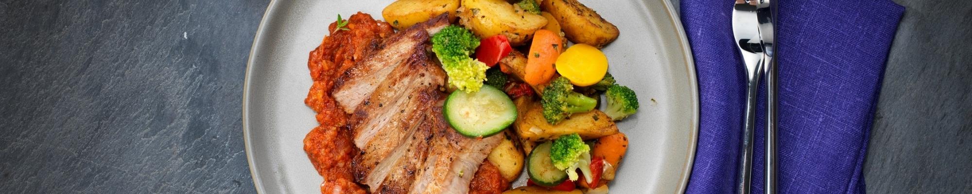 Stekt fläskarré med Garden Style ugnsgrönsaker och tomatsås