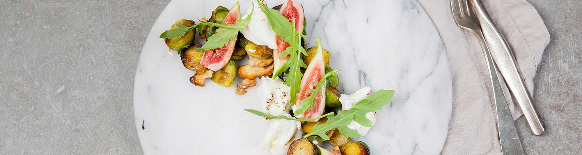Sallad på brysselkål, fikon & getost