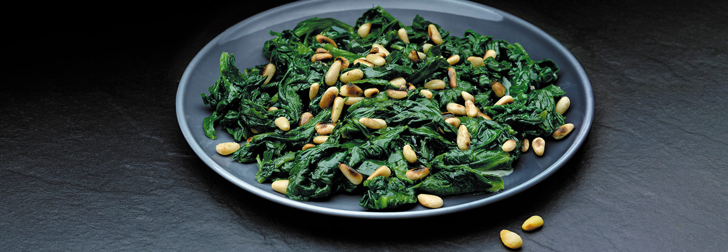 Varm spenatsallad med pinjenötter