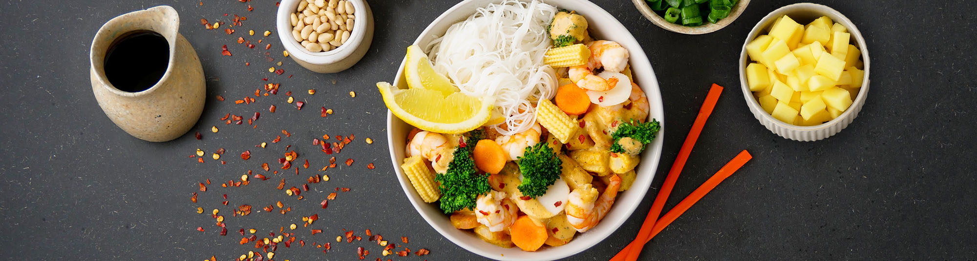 Wok med scampi och glasnudlar